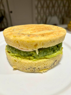 Una foto de Hamburguesa de pavo 🦃 y espinacas 🥬 en pan de almendras 🥯