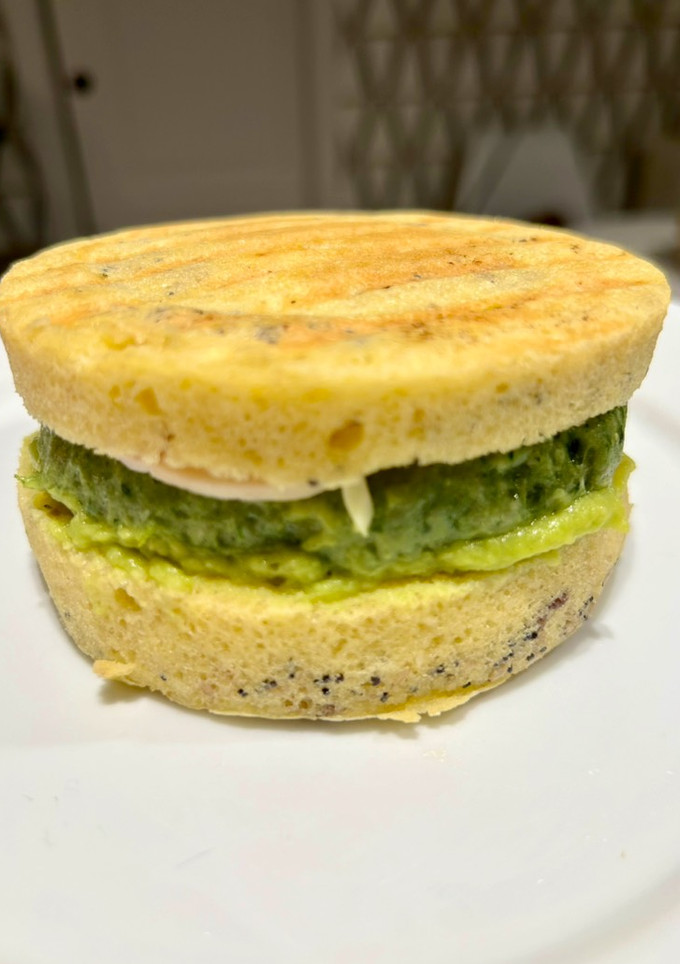 Una foto de Hamburguesa de pavo 🦃 y espinacas 🥬 en pan de almendras 🥯