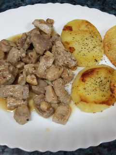 Una foto de Lomo al ajillo con patatas plancha