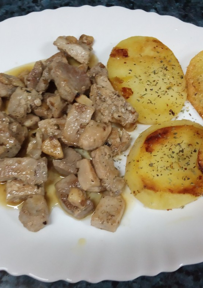 Una foto de Lomo al ajillo con patatas plancha