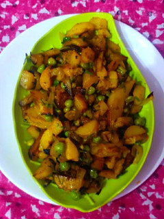 आलू मटर की सूखी सब्जी(aloo matar ki sukhi sabzi recipe in hindi) रेसिपी मुख्य फोटो