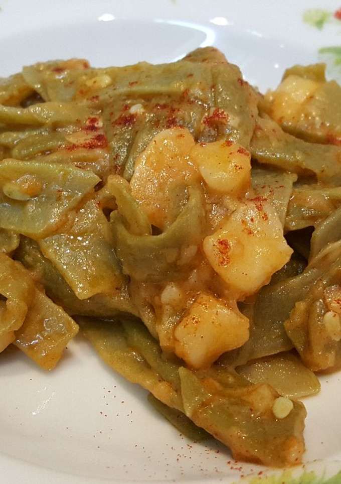 Una foto de Alubias verdes con patatas y pimentón  