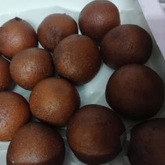 A picture of Gulab jamun.