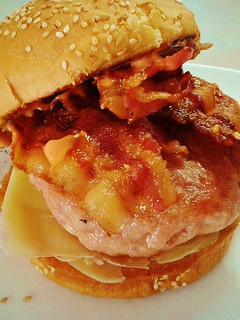 Una foto de Hamburguesa de pollo con panceta
