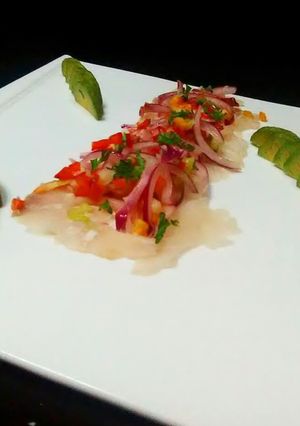 Una foto de Tiradito de pescado con mango y palta