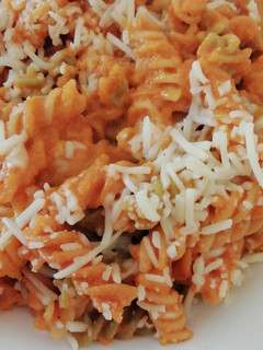 Una foto de Pasta de colores con salsa de verduras