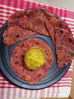 બીટ અને દૂધી ના થેપલા (Beetroot Dudhi Thepla Recipe In Gujarati) રેસીપી મુખ્ય ફોટો