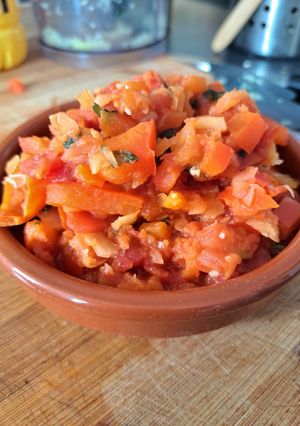 Une photo de Poivrons à la tomate et origan