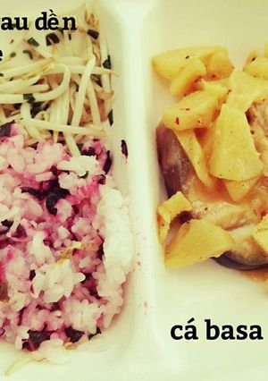Hình của món Cơm cho bé: cá basa kho dứa + giá xào hẹ + cơm độn rau dền.