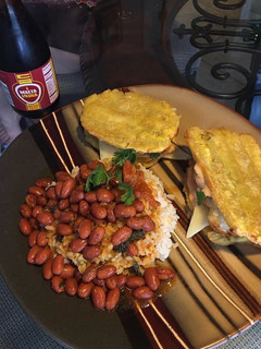 Una foto de Sandwich de plátano con pollo
