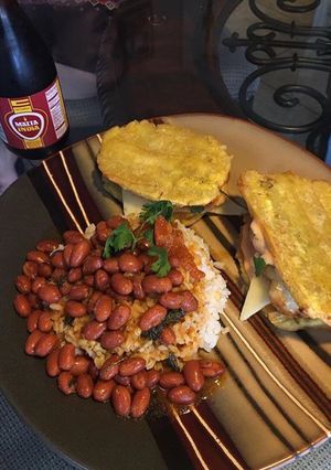 Una foto de Sandwich de plátano con pollo