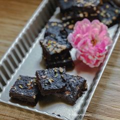 A picture of Dates Chocolate Fudge Bars.