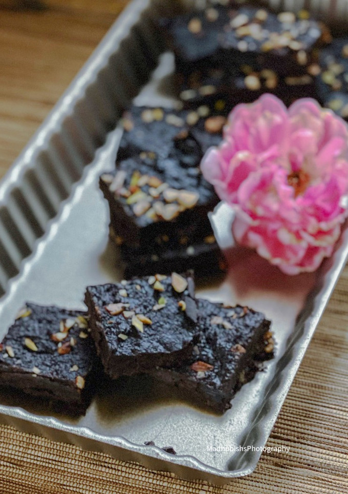 A picture of Dates Chocolate Fudge Bars.