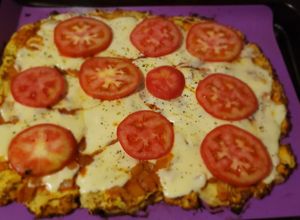 Una foto de Pizza con masa de pollo