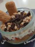 Bicchierino con ricotta, confettura di ciliegie, Pavesini al caffè e scaglie di cioccolato