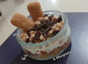 Foto di Bicchierino con ricotta, confettura di ciliegie, Pavesini al caffè e scaglie di cioccolato