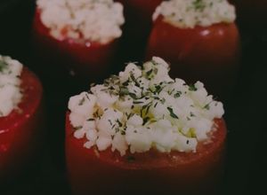 Una foto de Pomodori ripieni (Jitomates rellenos) 🍅🧀