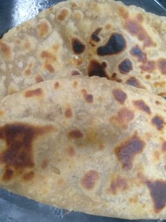 ચીઝ ગાર્લીક પરોઠાં (Cheese Garlic paratha recipe in Gujarati) રેસીપી મુખ્ય ફોટો