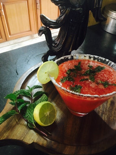 તડબૂચ મોહીતો (Watermelon Mojito Recipe In Gujarati) રેસીપી મુખ્ય ફોટો