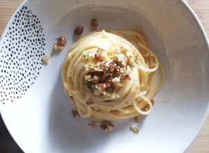 Foto di #439 Linguine in salsa verde con noci e sesamo croccanti 🥜🍅🍝