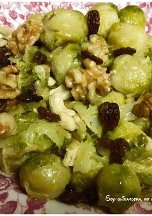 Una foto de Coles de Bruselas con pasas y frutos secos/vegana