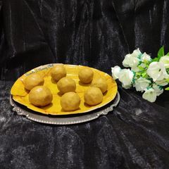 Besan aur gond ke ladoo A picture of Besan aur gond ke ladoo.