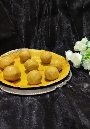 A picture of Besan aur gond ke ladoo.