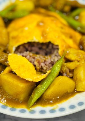 有四季豆和洋蔥的豬肉咖哩蛋包飯 的食譜成品照片