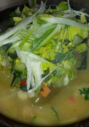 Una foto de Caldo de pollo con verduras surtidas