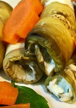 Una foto de Cocina aromática: Rollitos livianos de berenjena a la menta