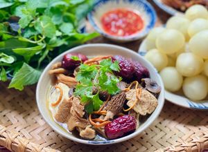 Hình của món Canh Sườn Hầm Nấm Bổ Dưỡng.