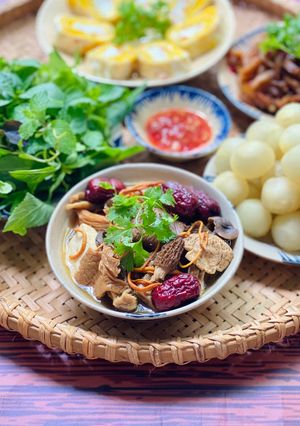 Hình của món Canh Sườn Hầm Nấm Bổ Dưỡng.