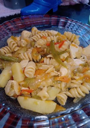 Una foto de Salteado de verduras y pollo