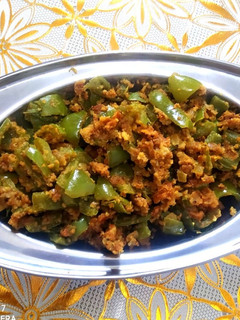 खमंग बेसन सिमला मिरची (Besan Shimla Mirchi Recipe In Marathi) रेसिपी चे मुख्य फोटो