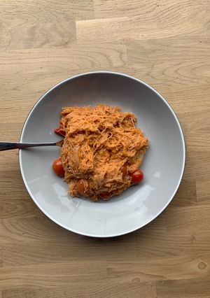 A picture of Quick tomato and onion noodles.