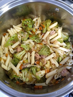 Una foto de Macarrones con brócoli y atún