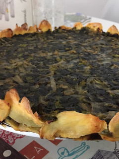 Una foto de Tarta de acelga y cebollas caramelizadas con masa de papa