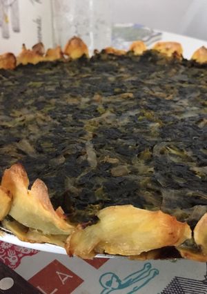 Una foto de Tarta de acelga y cebollas caramelizadas con masa de papa
