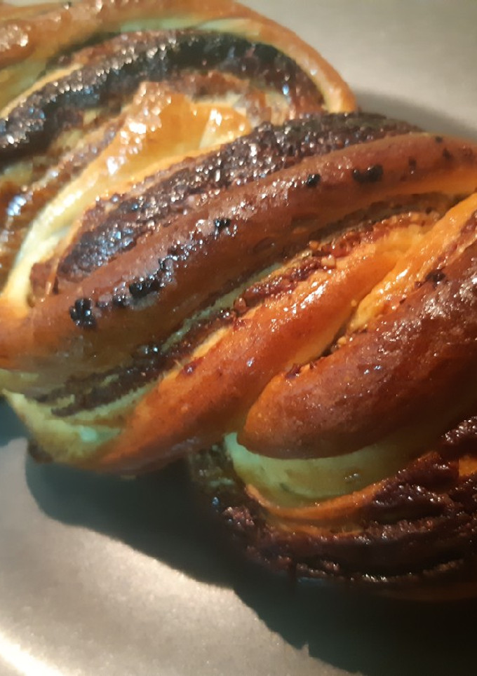Una foto de Pan dulce con ciruelas y avellanas