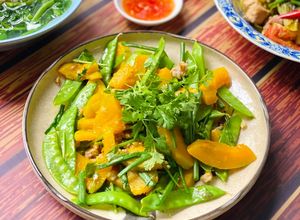 Hình của món Bí Đỏ Xào Đậu Hà Lan.