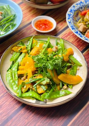 Hình của món Bí Đỏ Xào Đậu Hà Lan.