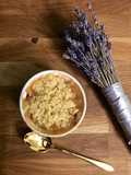Rabarbarowe crumble z szarą renetą i lawendą