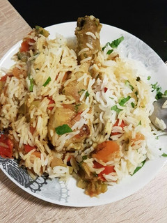 Una foto de Muslitos de pollo con arroz basmati