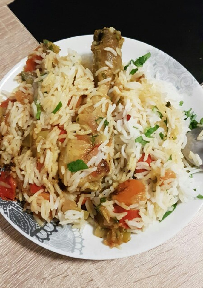 Una foto de Muslitos de pollo con arroz basmati