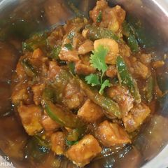 A picture of Chicken capsicum gravy.