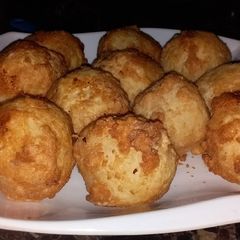 A picture of Stuffed yam balls.