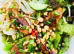 Hình của món Bún thịt nứong (Nem lụi).