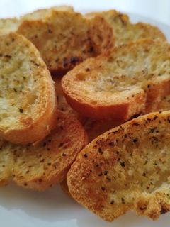 Una foto de Pan tostado de cebolla y miel