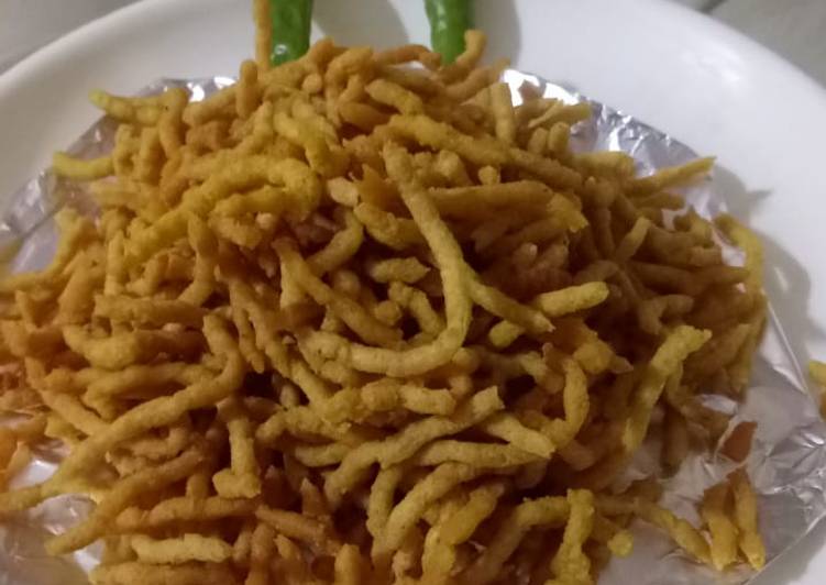 Crispy and tasty dal sev