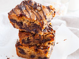 Blondies de manteiga de amendoim e marshmallows